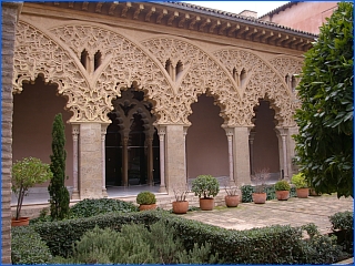noordzijde aljaferia in de binnentuin van Isabel