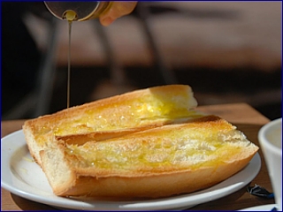 olijfolie met brood en tomaat