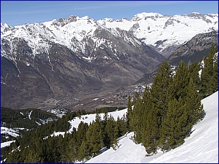 zwarte den nabij Cerler Benasque